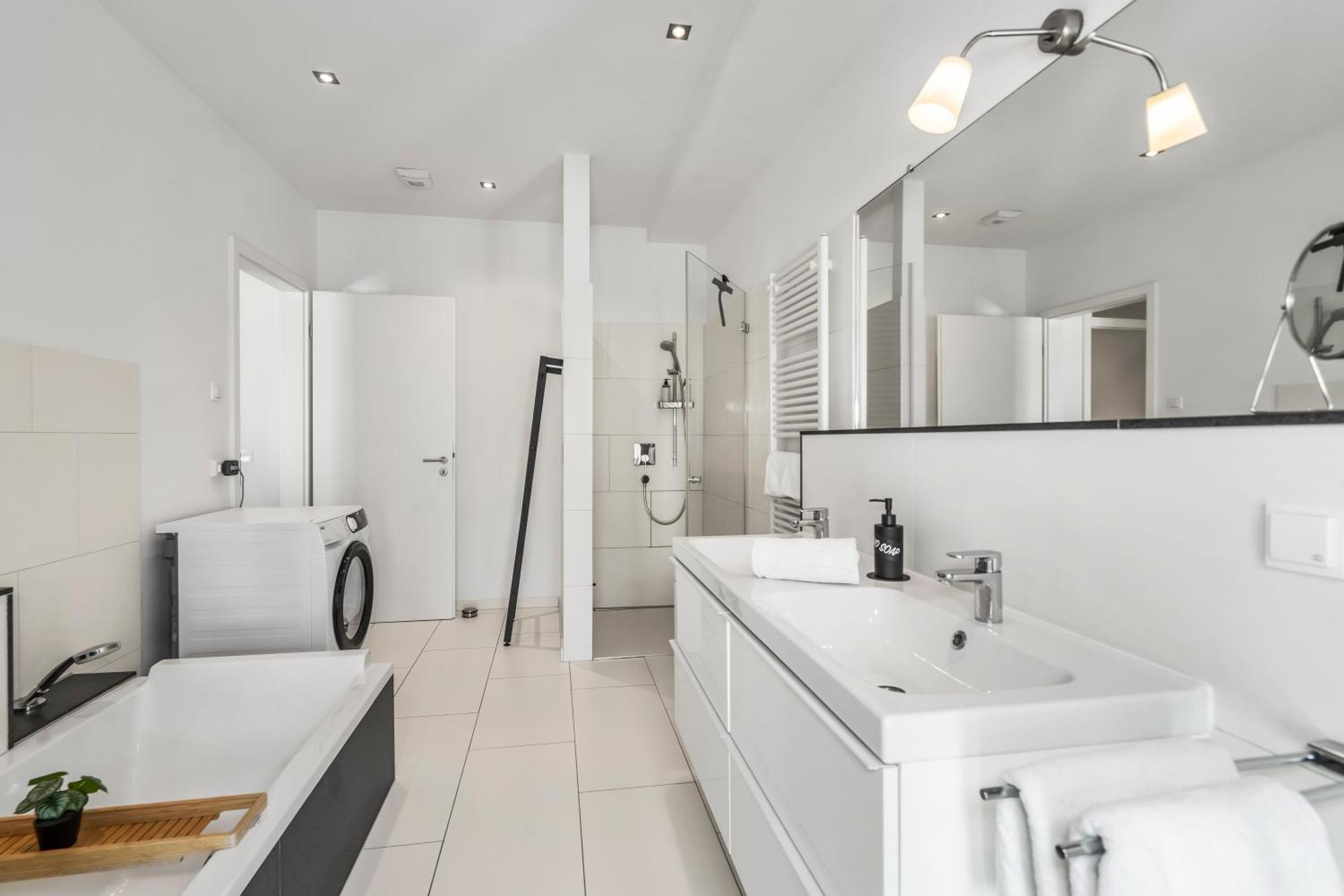 Ferienwohnung Dnd Design Loft I 170Qm I Parken I Balkon I Workstation I Netflix I Kaffee I Waschmaschine I Trockner I Xbox I Ausblick Würzburg Exterior foto