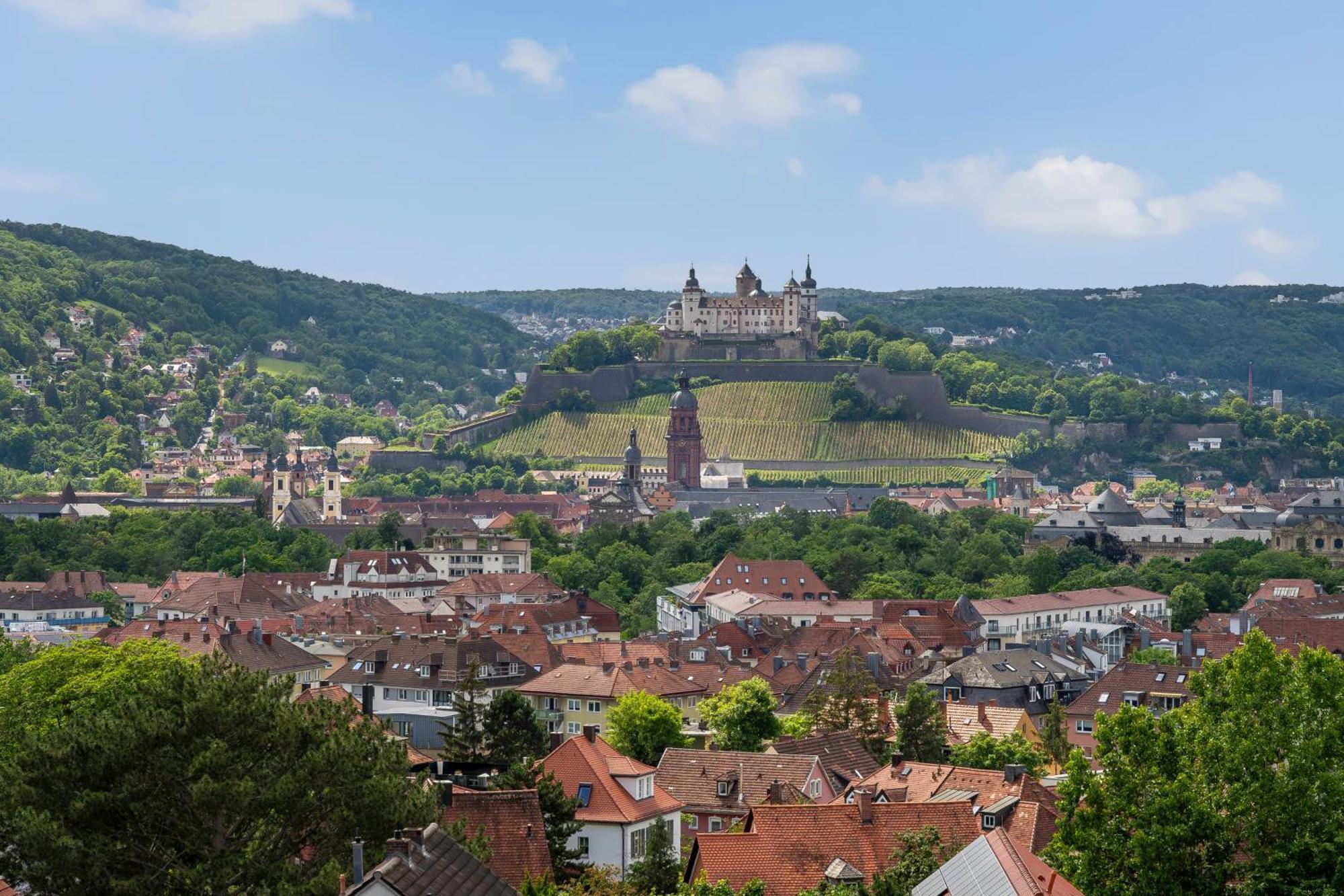 Ferienwohnung Dnd Design Loft I 170Qm I Parken I Balkon I Workstation I Netflix I Kaffee I Waschmaschine I Trockner I Xbox I Ausblick Würzburg Exterior foto